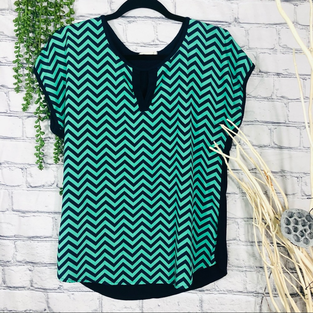**🌼3/$30🌼Short Sleeved Cheverton Printed Blouse Size Medium